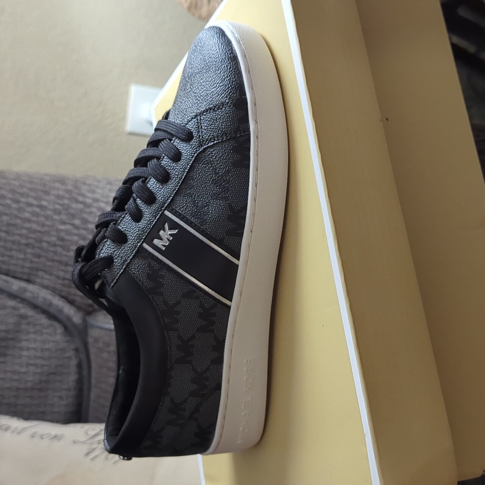 Shoes - Picture 1 of 3